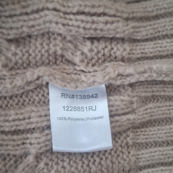 On 12th Winter Cable Knit Cropped Cardigan Sweater Beige Button Front Sz M - Picture 8 of 9